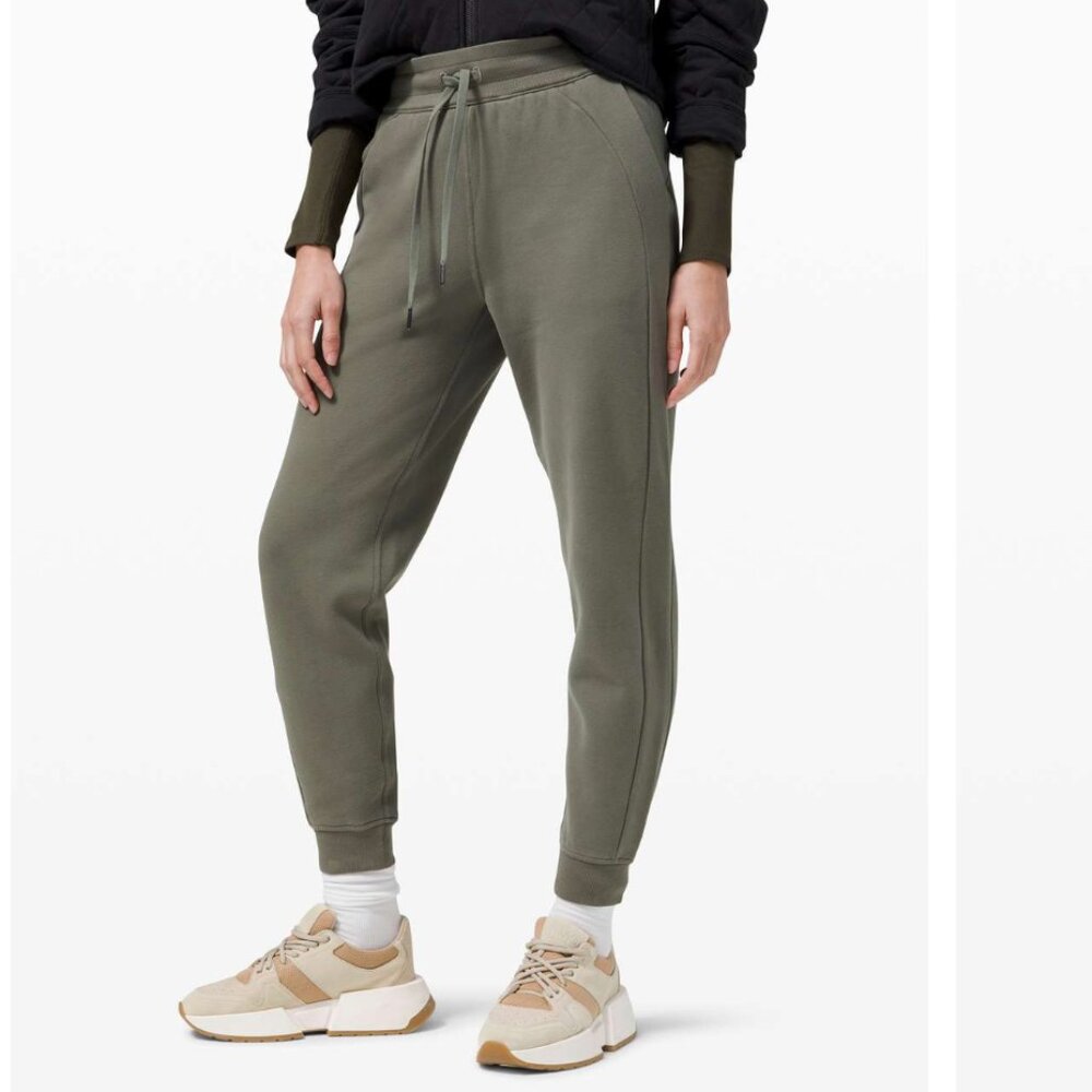 NWT Lululemon Scuba Jogger Size 4 grey sage